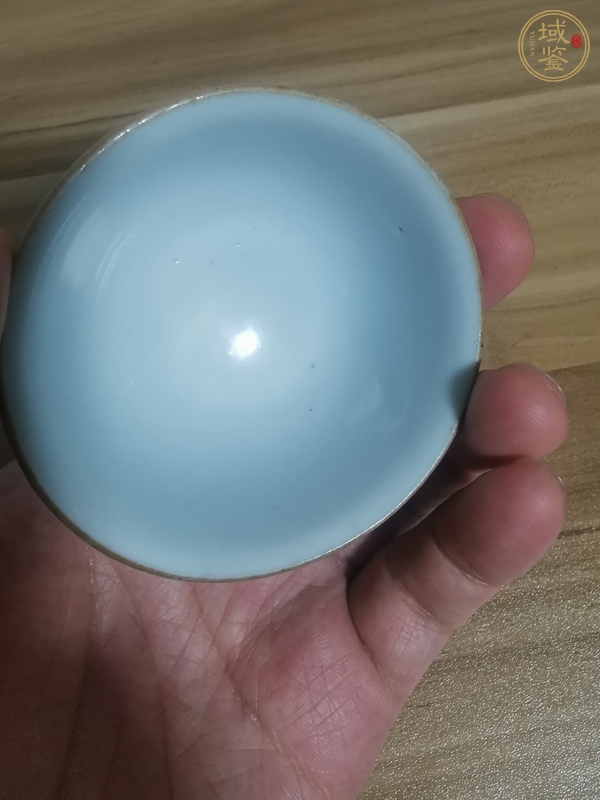 古玩陶瓷乾隆青釉杯真品鑒賞圖