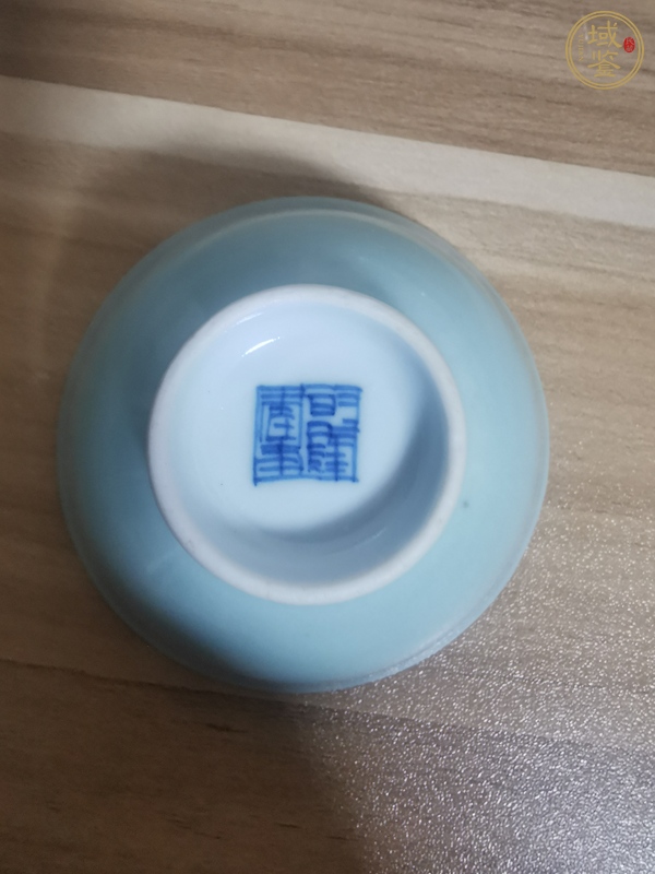 古玩陶瓷乾隆青釉杯真品鑒賞圖