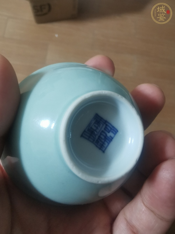 古玩陶瓷乾隆青釉杯真品鑒賞圖
