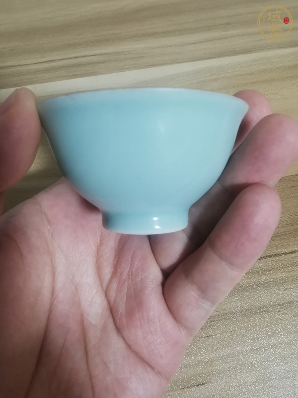 古玩陶瓷乾隆青釉杯真品鑒賞圖