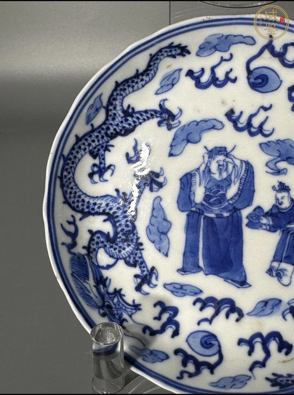古玩陶瓷青花天官賜福圖盤真品鑒賞圖