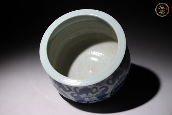 古玩陶瓷日本明治青花云蝠紋香爐真品鑒賞圖