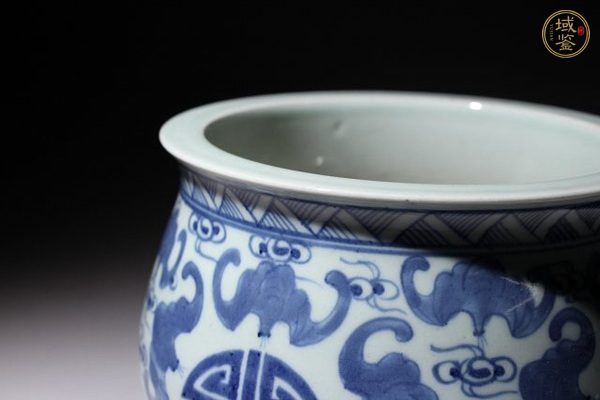 古玩陶瓷日本明治青花云蝠紋香爐真品鑒賞圖