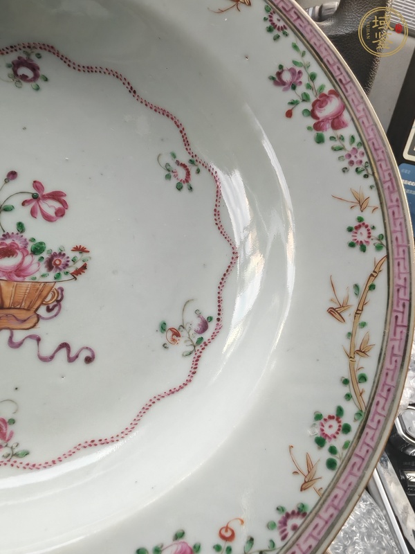 古玩陶瓷粉彩花卉紋盤真品鑒賞圖