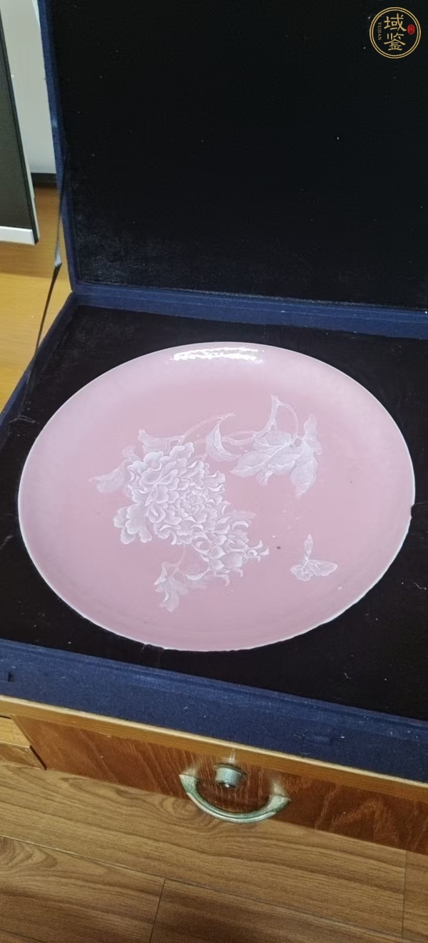 古玩陶瓷桃紅釉牡丹花卉紋盤真品鑒賞圖
