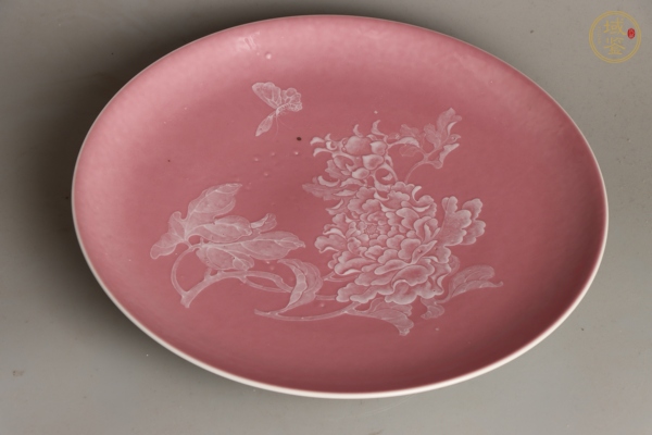 古玩陶瓷桃紅釉牡丹花卉紋盤真品鑒賞圖