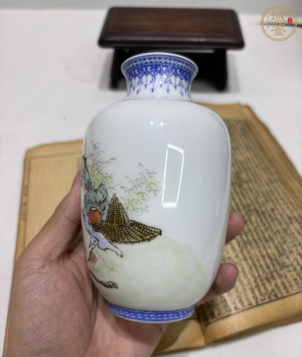 古玩陶瓷洞石人物花瓶真品鑒賞圖
