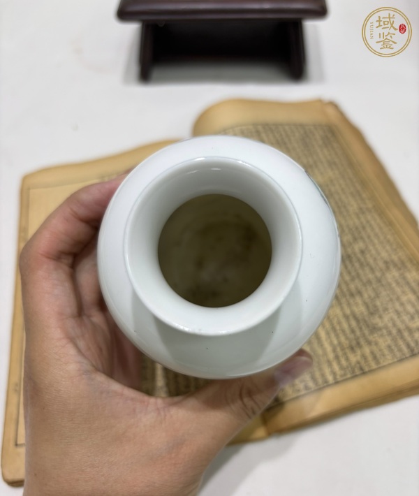 古玩陶瓷洞石人物花瓶真品鑒賞圖
