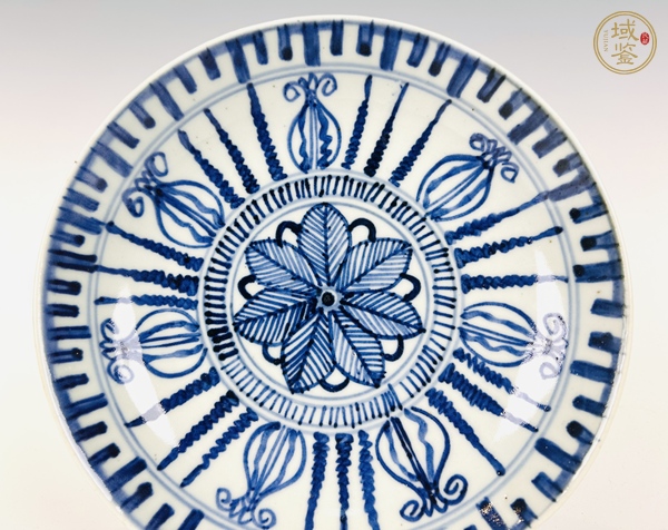 古玩陶瓷清早期·青花幾何蓮瓣盤真品鑒賞圖