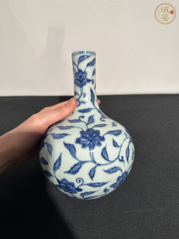 古玩陶瓷雍正仿宣窯青花天球瓶真品鑒賞圖