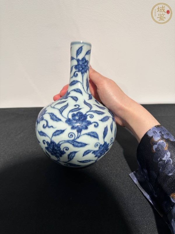 古玩陶瓷雍正仿宣窯青花天球瓶真品鑒賞圖
