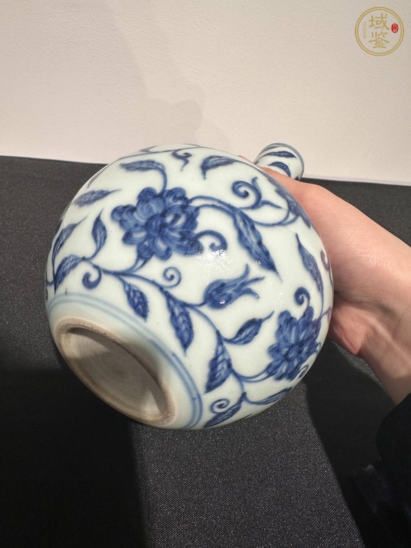 古玩陶瓷雍正仿宣窯青花天球瓶真品鑒賞圖