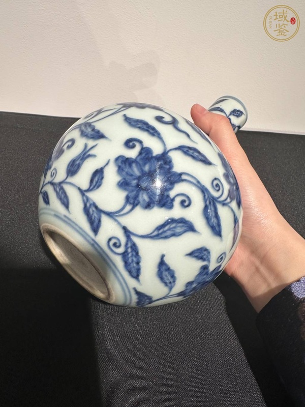 古玩陶瓷雍正仿宣窯青花天球瓶真品鑒賞圖