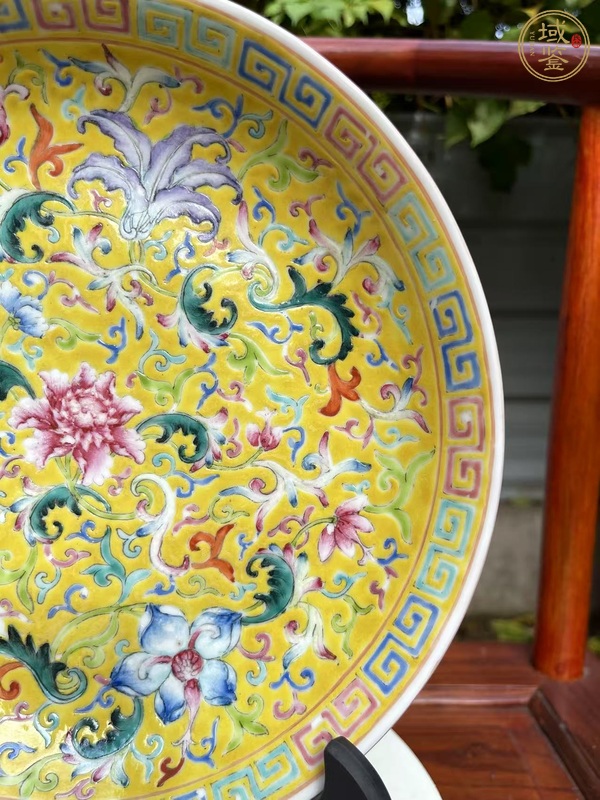 古玩花卉紋粉彩盤真品鑒賞圖
