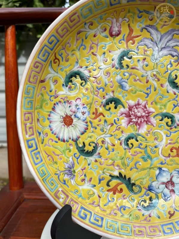 古玩陶瓷花卉紋粉彩盤真品鑒賞圖