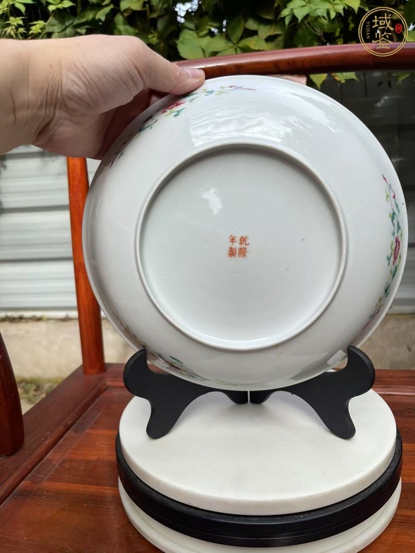 古玩陶瓷花卉紋粉彩盤真品鑒賞圖