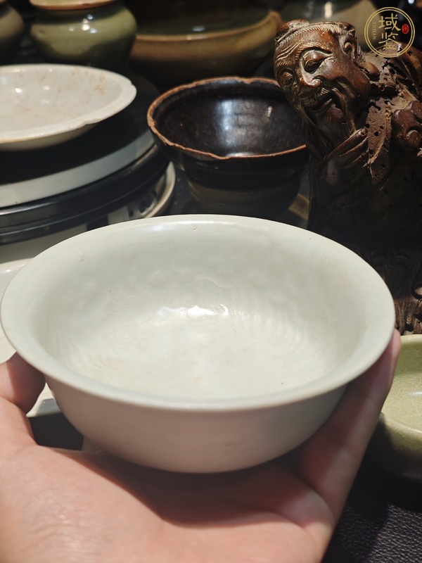 古玩樞府釉印花碗真品鑒賞圖