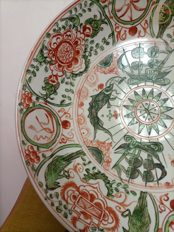 古玩陶瓷紅綠彩盤真品鑒賞圖