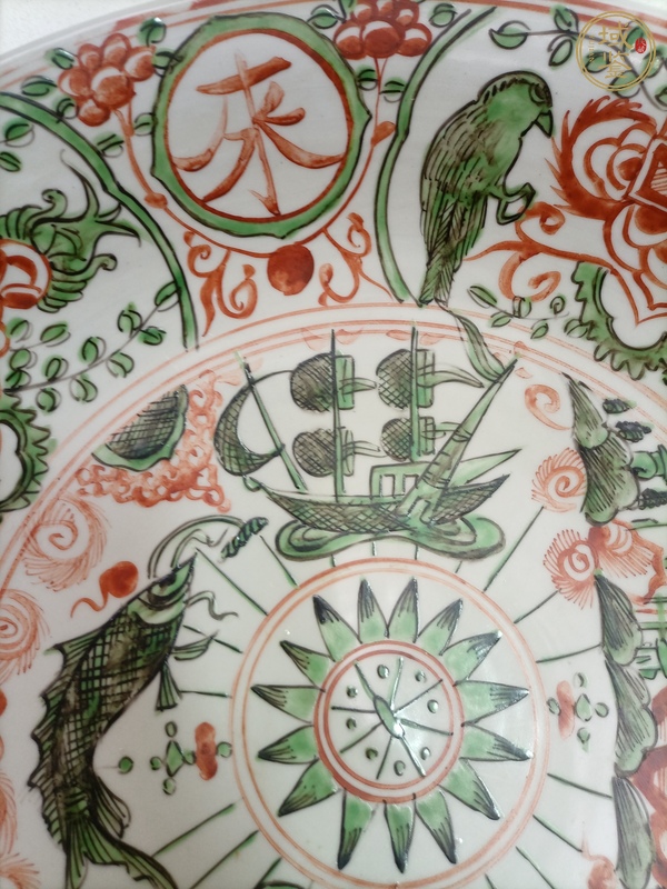 古玩陶瓷紅綠彩盤真品鑒賞圖