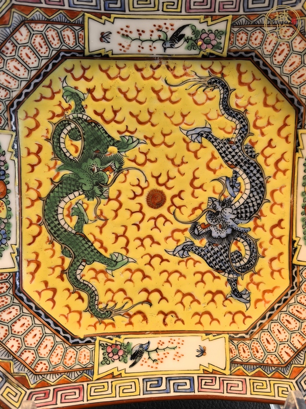 古玩陶瓷廣彩龍紋四方盤真品鑒賞圖