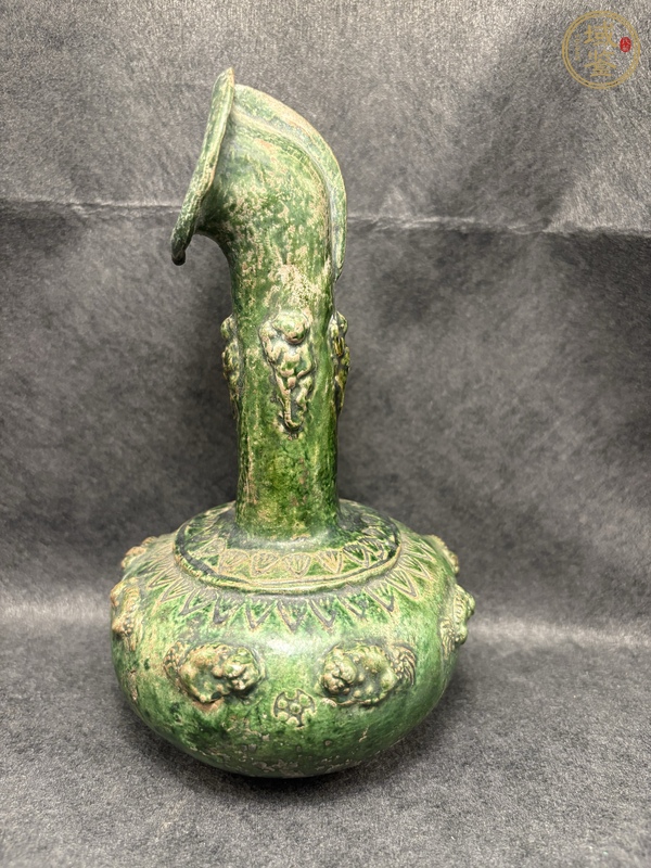 古玩陶瓷綠釉貼塑人物瑞獸撇口瓶真品鑒賞圖