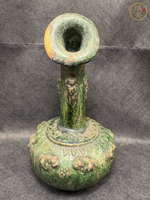 古玩陶瓷綠釉貼塑人物瑞獸撇口瓶真品鑒賞圖