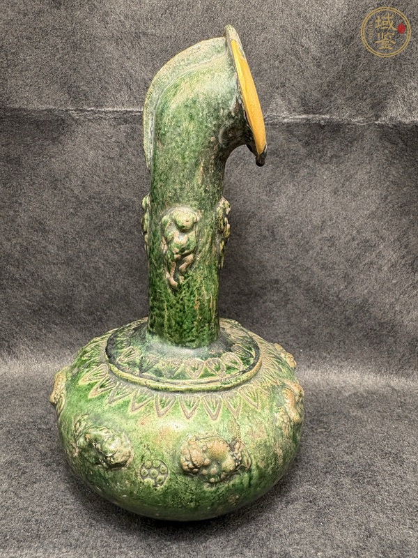 古玩陶瓷綠釉貼塑人物瑞獸撇口瓶真品鑒賞圖