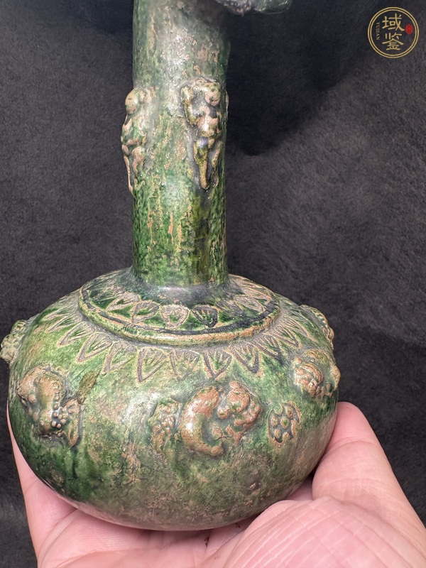 古玩陶瓷綠釉貼塑人物瑞獸撇口瓶真品鑒賞圖
