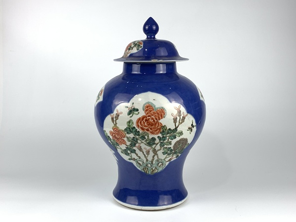 古玩嚴(yán)選清晚期·灑藍(lán)開(kāi)窗五彩花卉紋將軍罐拍賣(mài)，當(dāng)前價(jià)格7842元