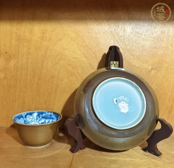 古玩陶瓷外紫金釉?xún)?nèi)青花杯盤(pán)真品鑒賞圖