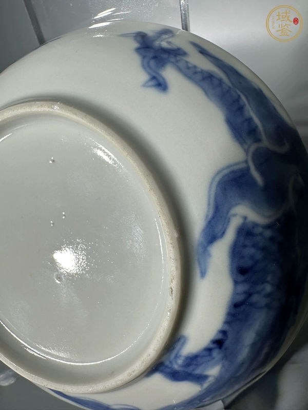 古玩陶瓷過墻龍紋青花盤真品鑒賞圖
