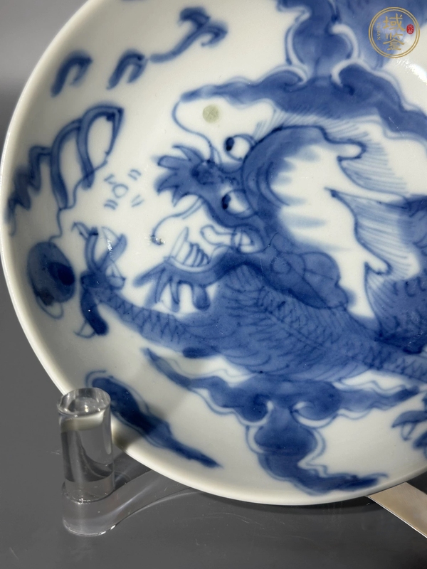 古玩陶瓷過墻龍紋青花盤真品鑒賞圖