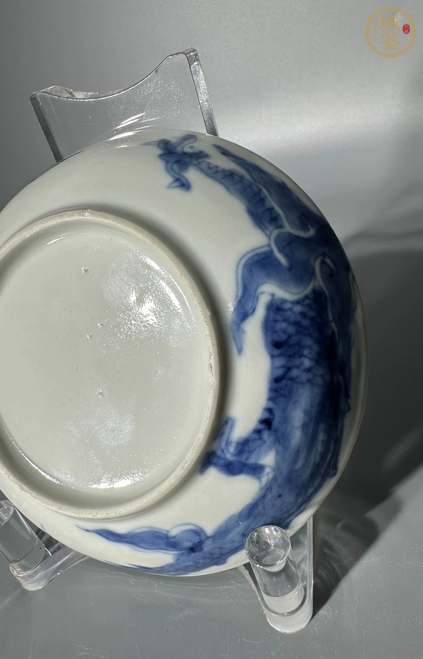 古玩陶瓷過墻龍紋青花盤真品鑒賞圖