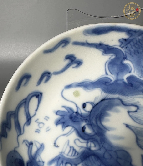 古玩陶瓷過墻龍紋青花盤真品鑒賞圖