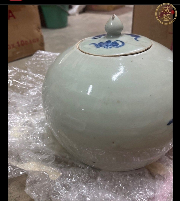 古玩陶瓷豆青釉堆白和合二仙圖西瓜罐真品鑒賞圖