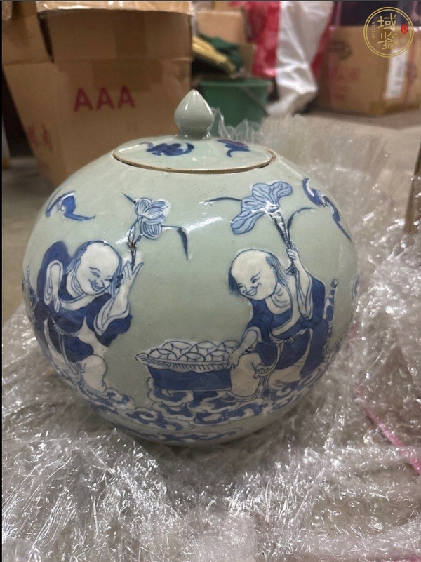 古玩陶瓷豆青釉堆白和合二仙圖西瓜罐真品鑒賞圖
