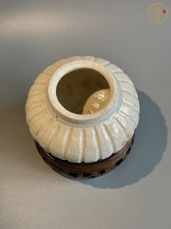 古玩陶瓷白釉瓜棱水盂真品鑒賞圖