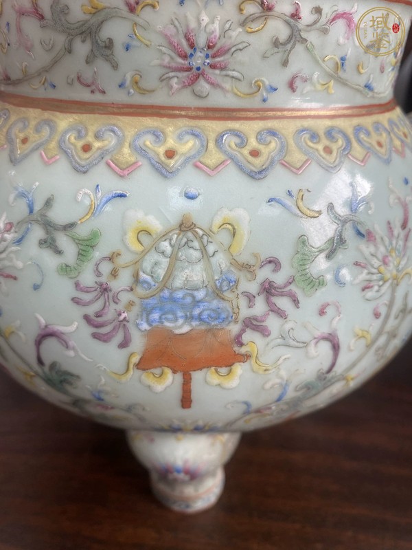 古玩陶瓷粉彩八吉祥花卉紋三足爐真品鑒賞圖