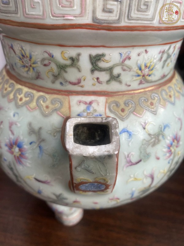 古玩陶瓷粉彩八吉祥花卉紋三足爐真品鑒賞圖