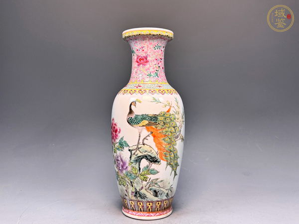 古玩陶瓷創(chuàng)匯時期·粉彩洞石牡丹鳳凰圖詩文盤口瓶真品鑒賞圖