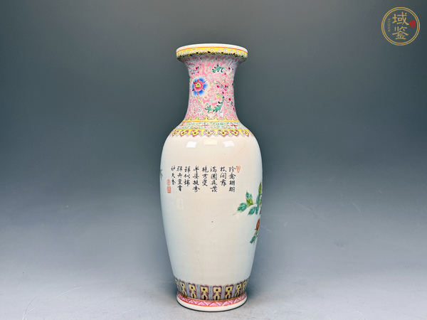 古玩陶瓷創(chuàng)匯時期·粉彩洞石牡丹鳳凰圖詩文盤口瓶真品鑒賞圖