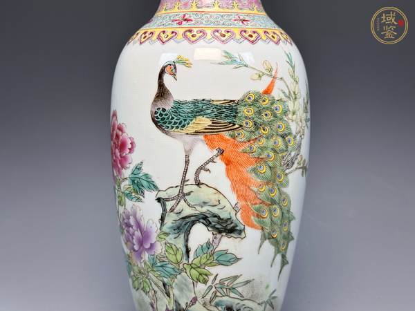 古玩陶瓷創(chuàng)匯時期·粉彩洞石牡丹鳳凰圖詩文盤口瓶真品鑒賞圖
