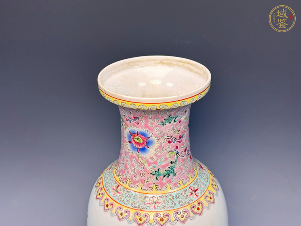 古玩陶瓷創(chuàng)匯時期·粉彩洞石牡丹鳳凰圖詩文盤口瓶真品鑒賞圖
