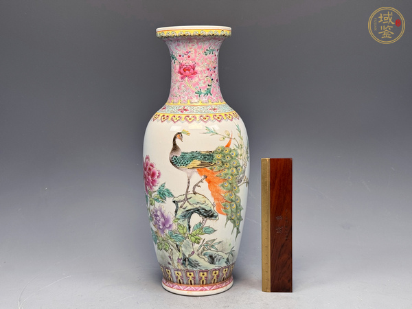 古玩陶瓷創(chuàng)匯時期·粉彩洞石牡丹鳳凰圖詩文盤口瓶真品鑒賞圖