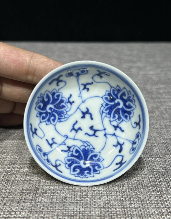 古玩陶瓷晚清青花雙勾纏枝蓮小碟拍賣(mài)，當(dāng)前價(jià)格1400元