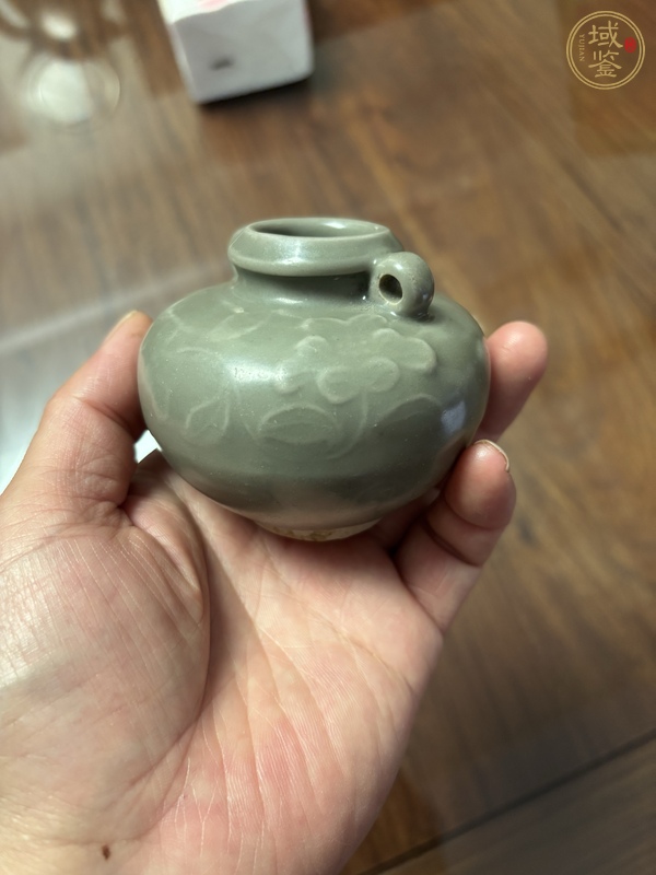古玩龍泉窯青釉印花雙系罐真品鑒賞圖