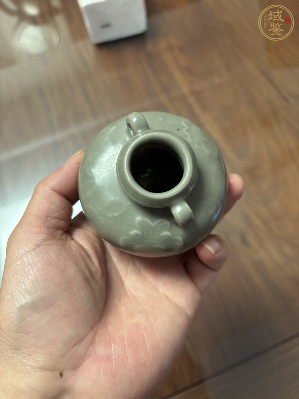 古玩陶瓷龍泉窯青釉印花雙系罐真品鑒賞圖