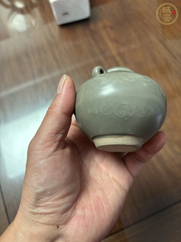 古玩陶瓷龍泉窯青釉印花雙系罐真品鑒賞圖