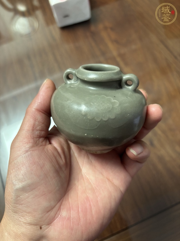 古玩陶瓷龍泉窯青釉印花雙系罐真品鑒賞圖