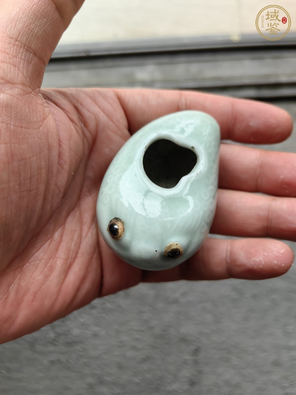 古玩清中粉青釉金蟾雕瓷文房水盂真品鑒賞圖
